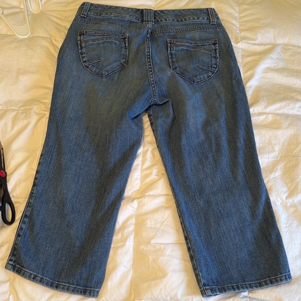 Eddie Bauer Womens Size 8 Jean Capri Pants. Curvy Fit. Cute Pocket Detail. (J19) - Picture 5 of 6